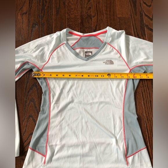 The North Face Women’s S Blue/Pink FlashDry Moisture Wicking Long Sleeve Shirt - Picture 6 of 10